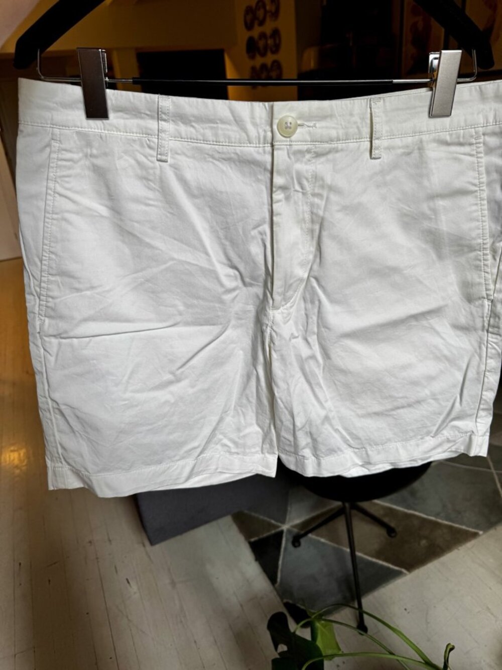 Club Monaco Men's White Cotton Baxter Fit Shorts 6" Inseam Size 33